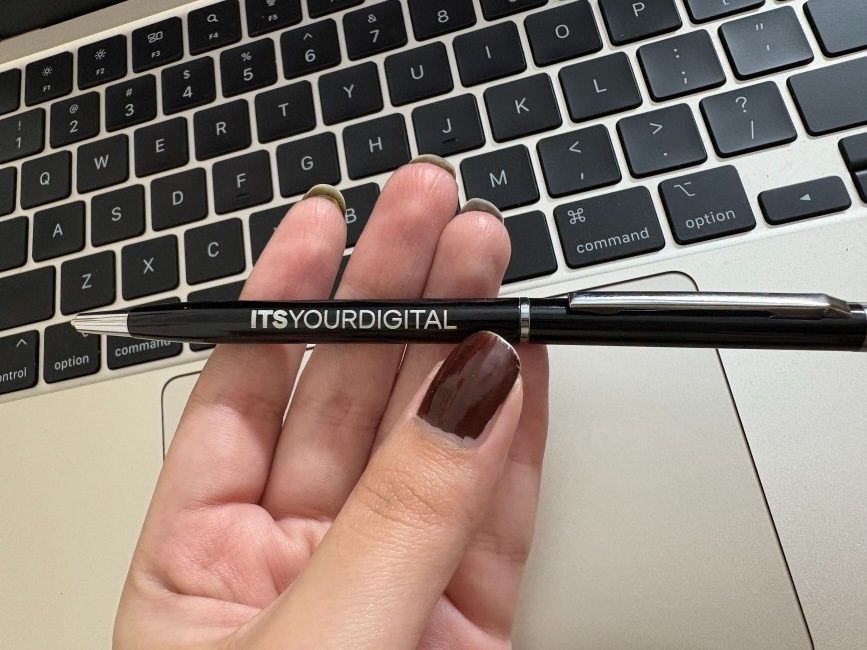 showing_pen on which itsyourdigital is mentioned